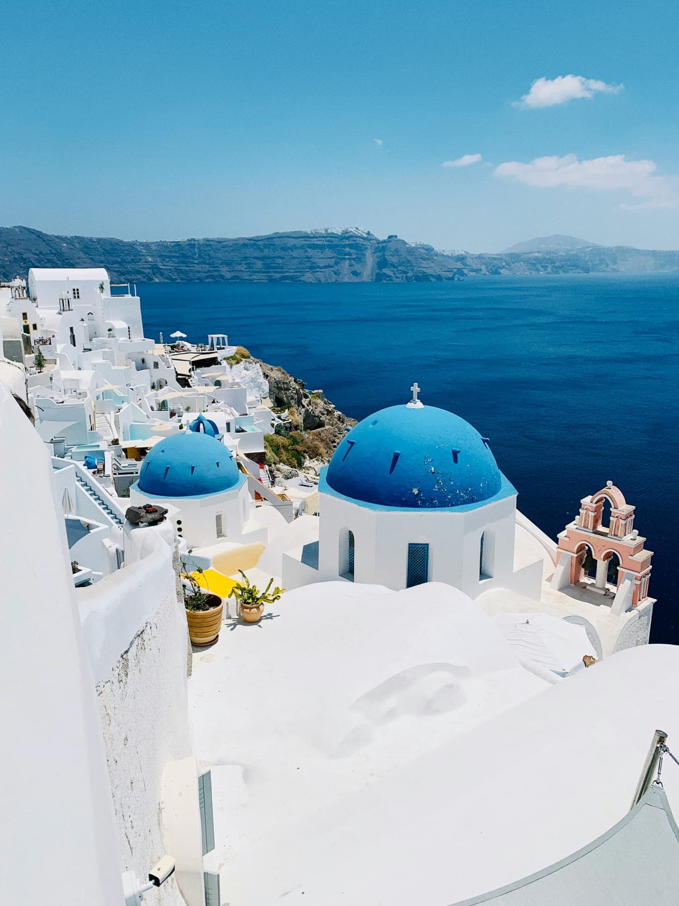 Casas brancas e cúpulas azuis em Santorini